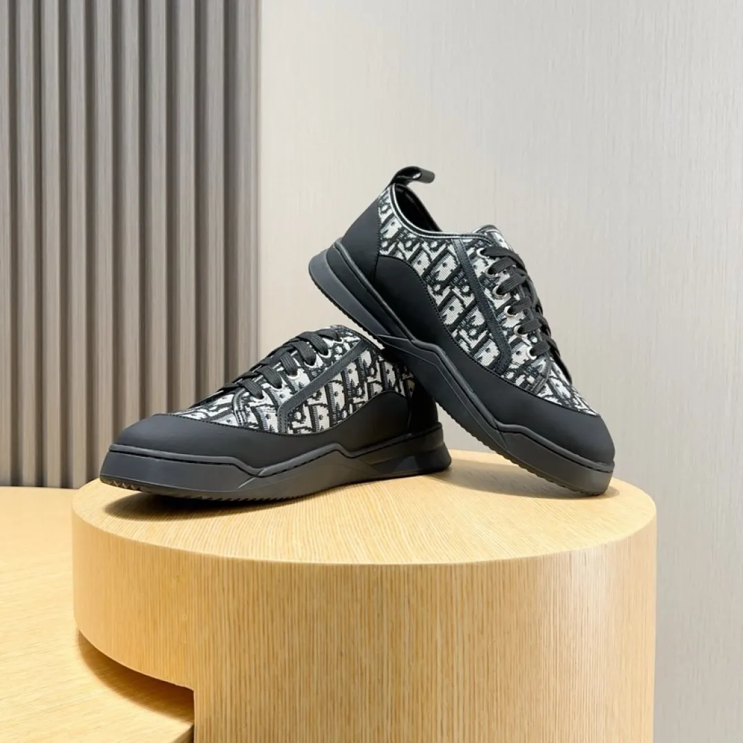 Men's shoes 💰P500💰[Dior] Dior casual sports shoes 🇺🇸Sold at the same time at the counter, top-notch Italian original purchase · The upper is made of brand totem cloth with original leather · Comes with first-layer sheepskin feet · (Totem cloth highlights high-end, nobility, and class) Exquisite workmanship (original lining) Sole: Original factory special outsole ⚠️Comfortable, wear-resistant, non-slip, real-life photo🎬The real thing is more beautiful🔍Number: 39-46【45 46 Customized items are non-returnable]
